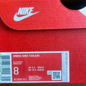 NEW in box Nike tanjunin size 8 (womens)